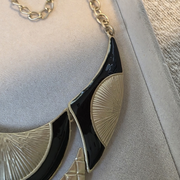 Vintage Matte Gold Necklace with Articulated Bid Design - Picture 7 of 8